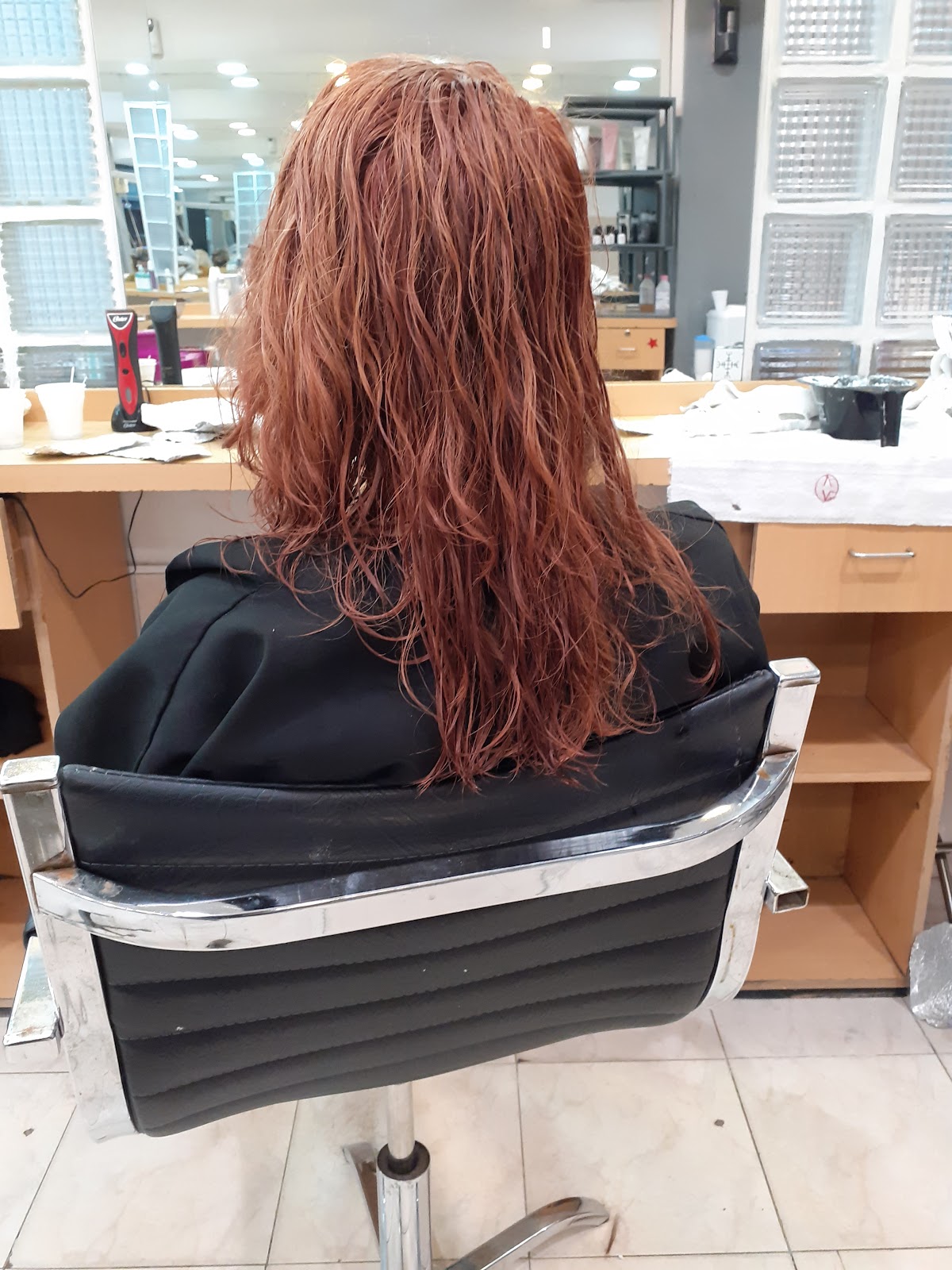 Resultado de coloración cobriza en el salón