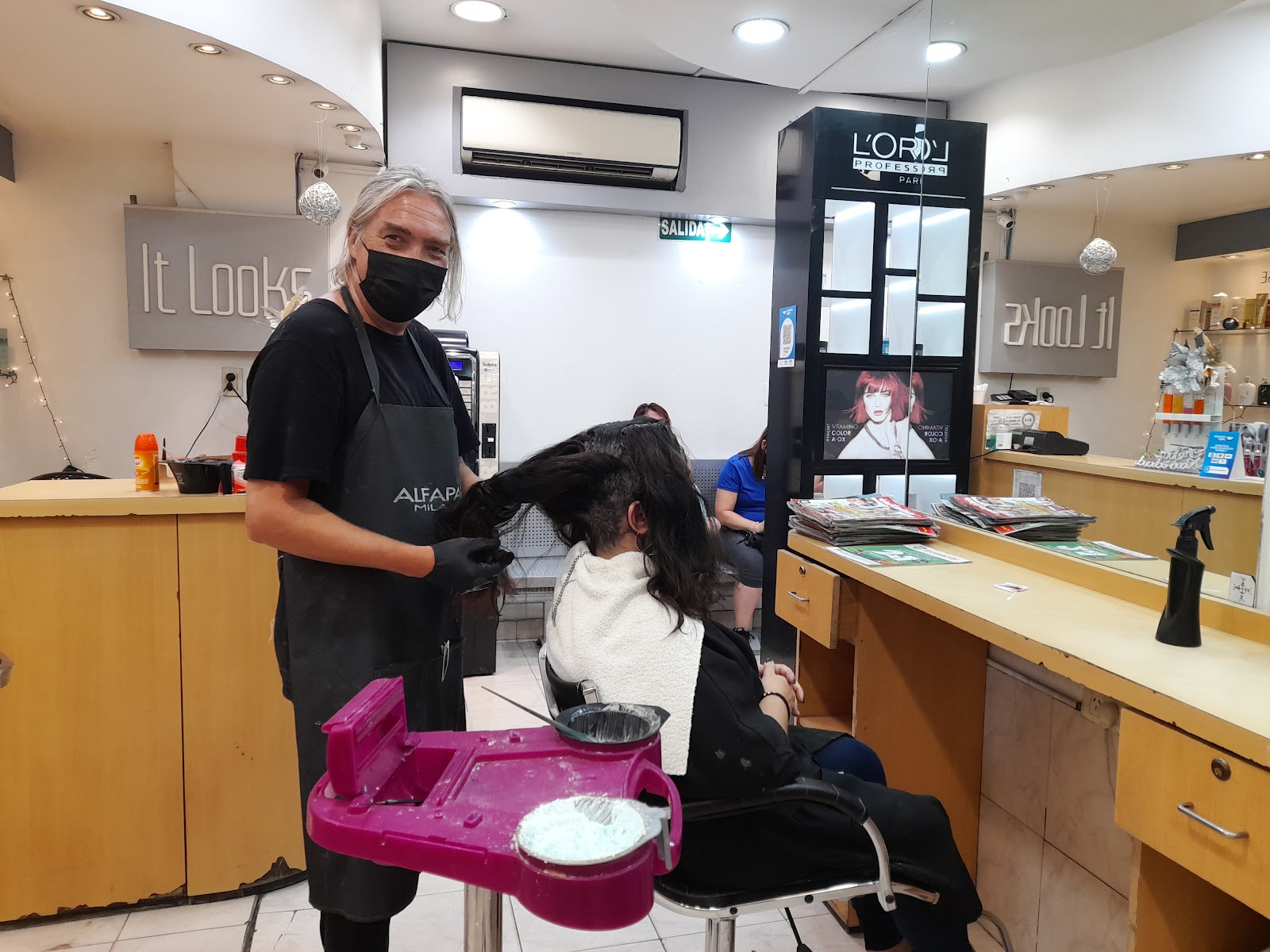 Estilista de Urban Cuts trabajando una coloración
