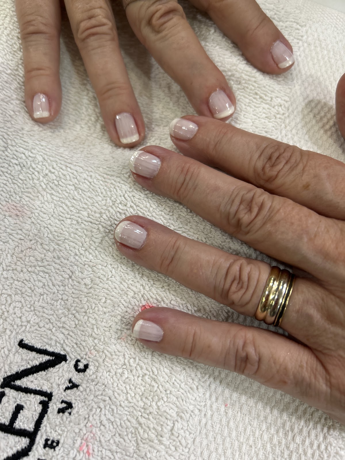 Manicura francesa hecha en Urban Cuts