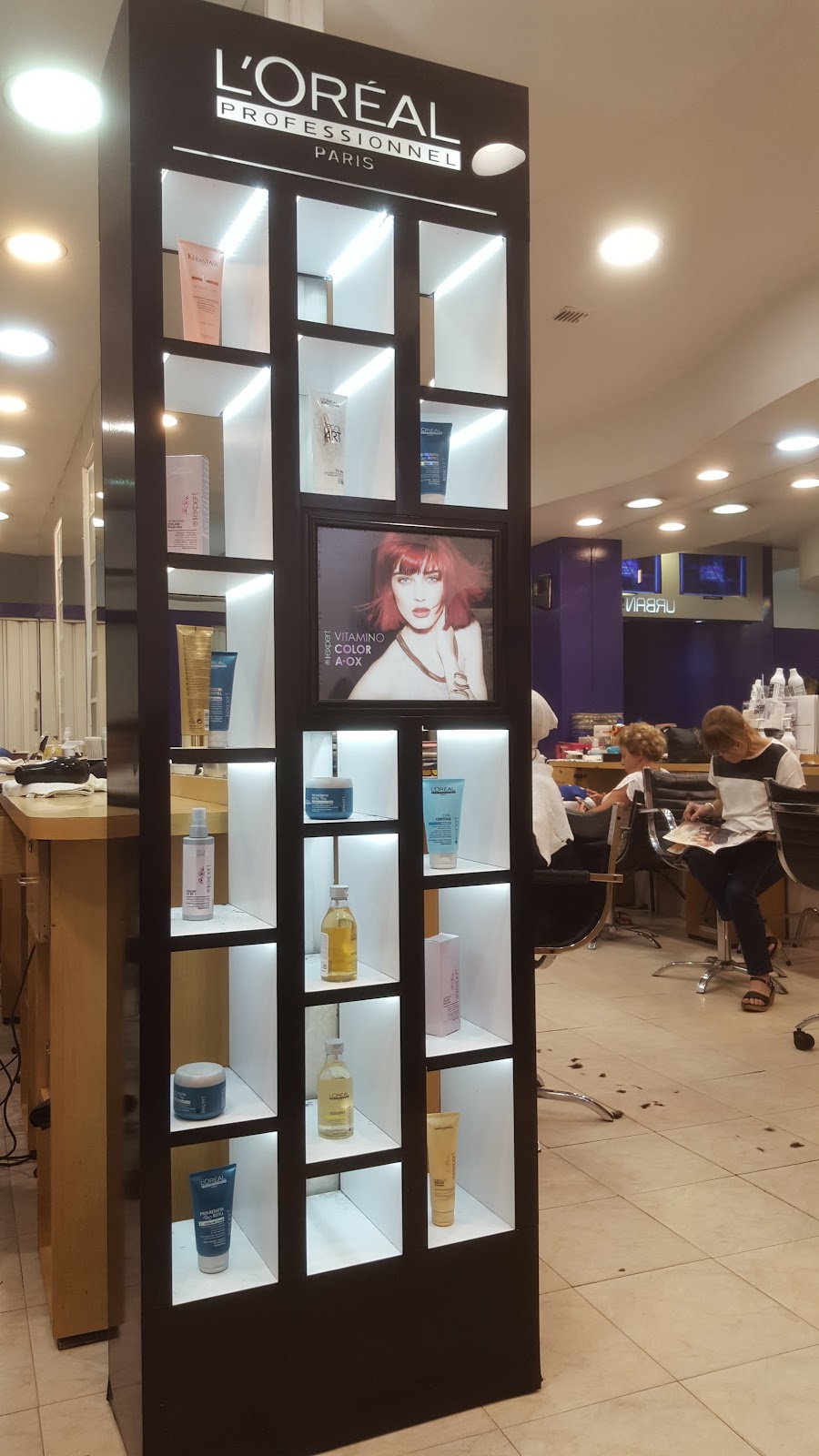 Exhibidor de productos L'Oréal Professionnel dentro del salón