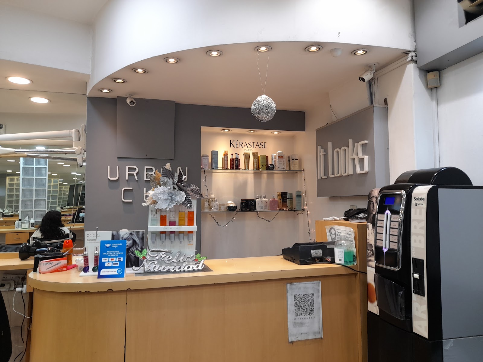 Recepción de Urban Cuts con productos Kérastase y cartel del salón