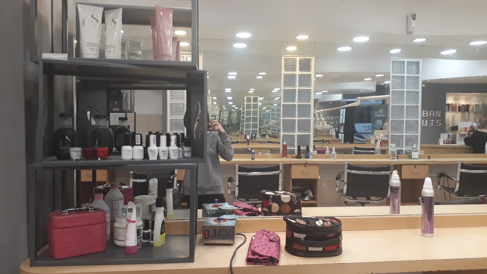 Vista general del salón con sus puestos y espejos
