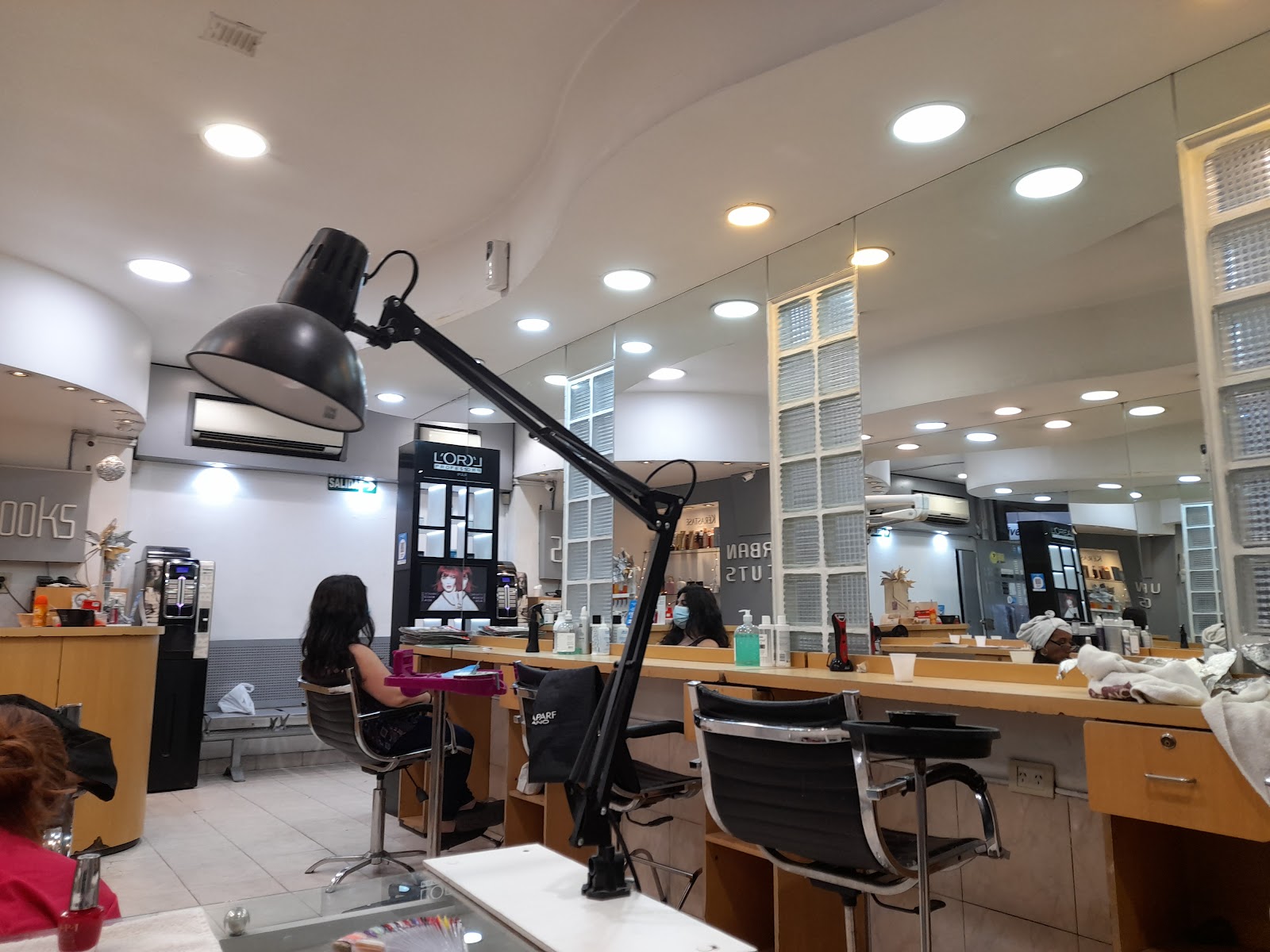 Interior del salón de Urban Cuts en Almagro